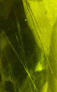 peridot inclusions aciculaires