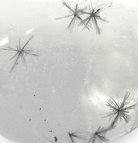 hollandite inclusions dans quartz