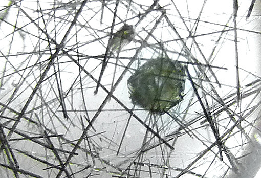 mica inclusions dans quartz