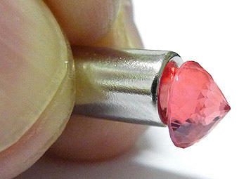 rhodochrosite soulev�e par aimant ultra puissant au neodyme